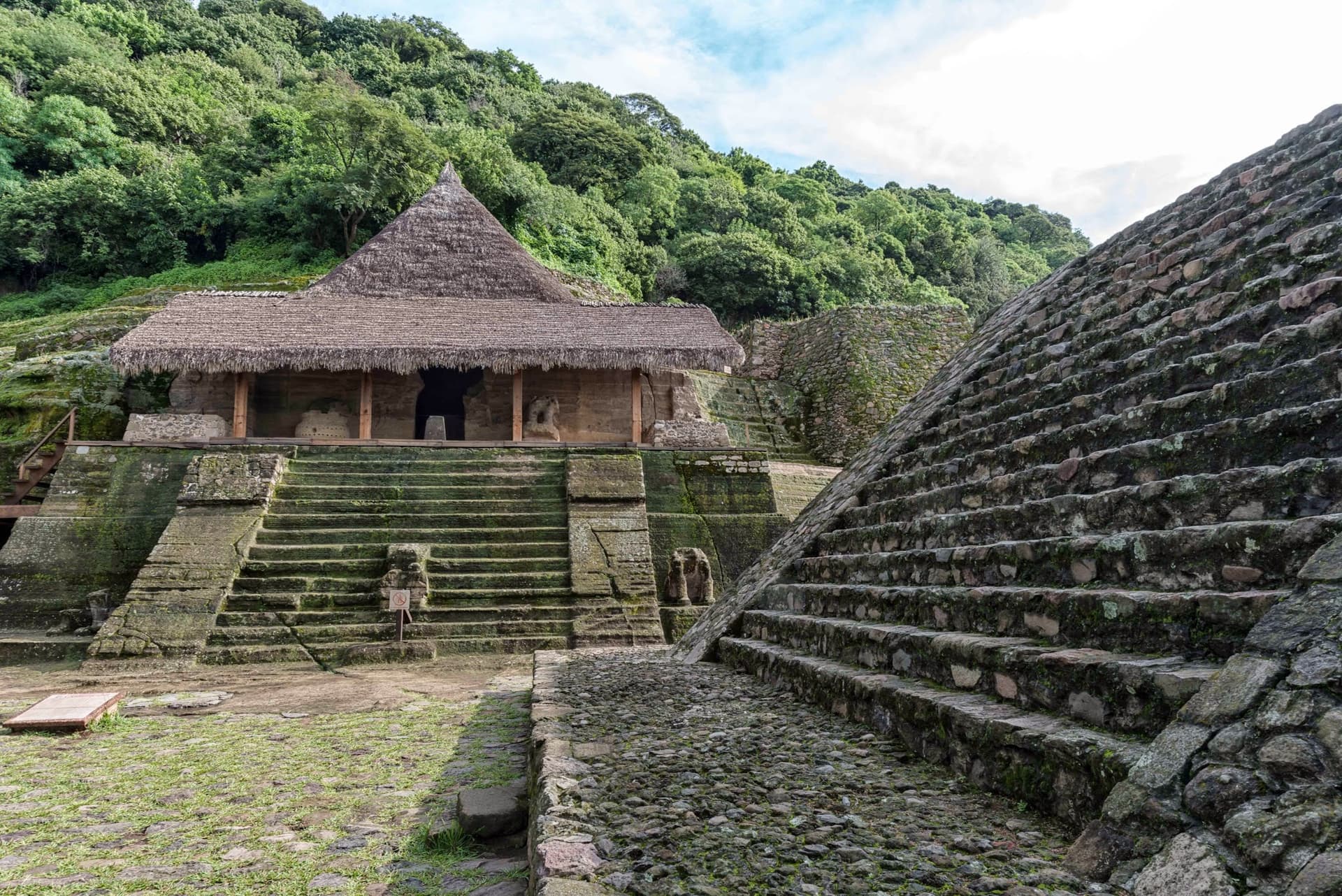 Pintura mural en cuevas y templos: simbolismo prehispánico en Malinalco